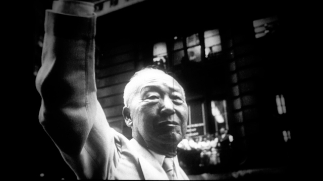 영화 ‘건국전쟁’ 중 이승만 전 대통령이 손을 흔들고 있는 모습. 사진 제공=다큐스토리프로덕션