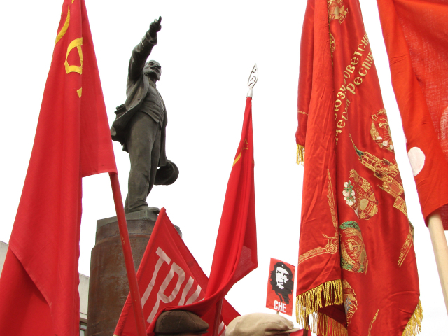 레닌 동상과 소련 국기의 모습. 세계 2차대전 종전 후 공산주의는 빠르게 세력을 넓혔고, 이는 많은 동아시아 국가들에게는 체제·안보 위협으로 다가왔다. 사진 제공=이미지투데이