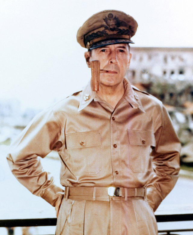 인천상륙작전으로 유명한 더글라스 맥아더 장군은 1945년 일본을 점령한 연합국 최고사령부(GHQ) 최고 사령관이기도 했다. 사진은 1945년 8월 2일 필리핀에서 촬영한 맥아더 장군의 모습. 사진 제공=미 해군 역사 센터(Naval Historical Center)