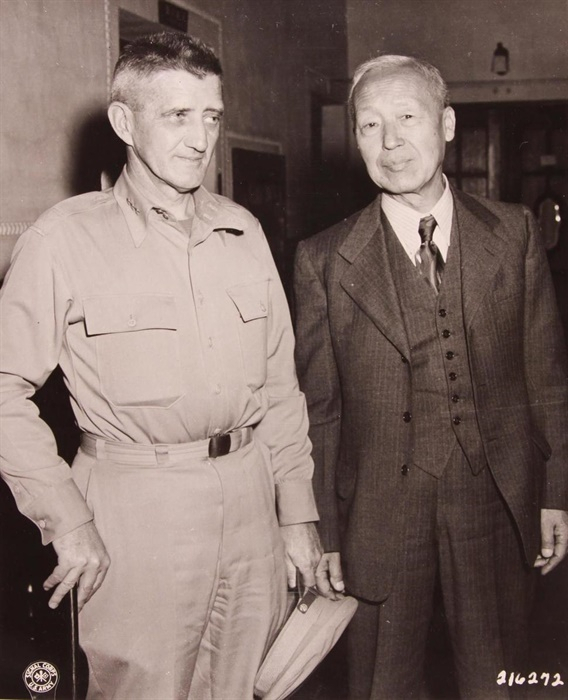 존 리드 하지(왼쪽) 미군정 사령관과 이승만 전 대통령의 모습. 사진 제공=국사편찬위원회