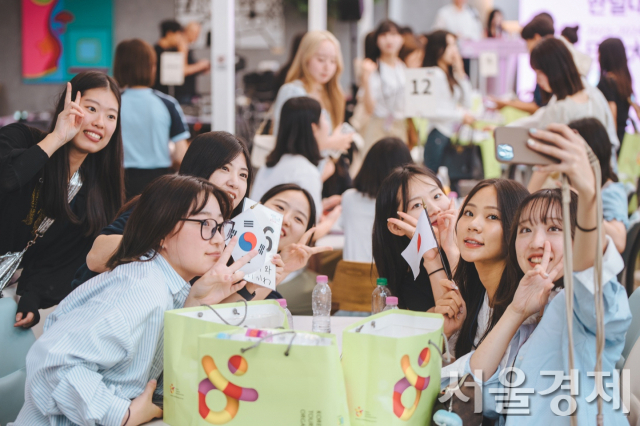 지난해 9월 인천에서 진행된 ‘한일 대학생 우정더하기+’ 행사에서 기념 셀카를 찍고 있다. 사진 제공=한국관광공사