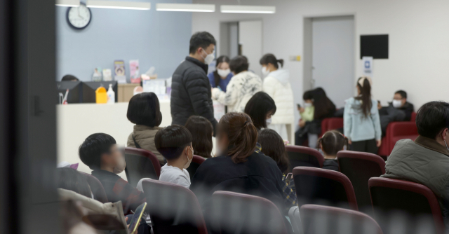 전공의 집단행동 나흘째…분주한 2차 병원 (창원=연합뉴스) 김동민 기자 = 정부의 의대 정원 확대 방침에 반발한 전공의 집단행동 나흘째인 23일 오후 2차 병원인 경남 창원시 의창구 한양대학교 한마음병원에 환자들이 진료를 받기 위해 대기하고 있다. 2024.2.23 image@yna.co.kr (끝)