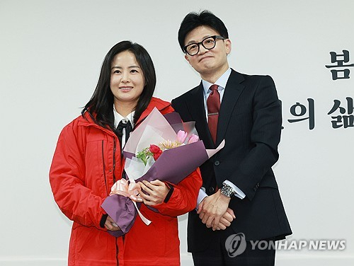 국민의힘 한동훈 비상대책위원장이 7일 오후 서울 여의도 국민의힘 중앙당사에서 열린 국민인재 영입 환영식에서 김효은 EBSi 영어강사와 기념촬영을 하고 있다. 연합뉴스