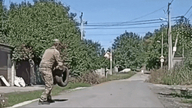 우크라이나 군인이 타이어를 던져 지뢰를 제거하는 모습. 사진 제공=텔레그램
