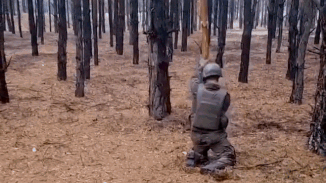 러시아 군인들이 통나무 등을 이용해 지뢰를 제거하는 모습. 사진 제공=엑스