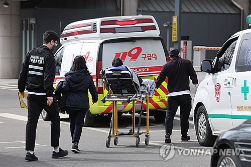 의료대란이 계속되고 있는 가운데 24일 서울 시내의 한 대학병원 응급진료센터로 환자가 이송되고 있다. 연합뉴스