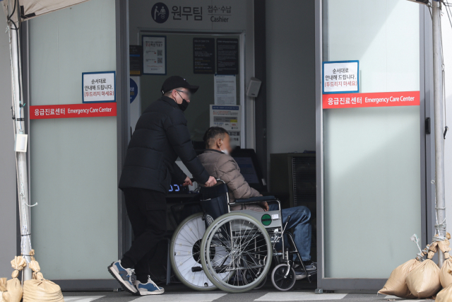 의료대란이 계속되고 있는 가운데 24일 서울 시내의 한 대학병원 응급진료센터로 환자가 들어가고 있다. 연합뉴스