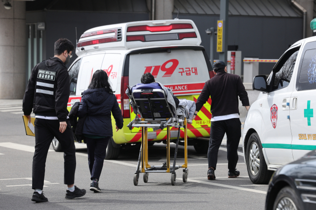 의료대란이 계속되고 있는 가운데 24일 서울 시내의 한 대학병원 응급진료센터로 환자가 이송되고 있다. 연합뉴스