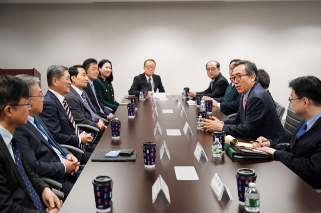 조태열(오른쪽 두번째) 외교부 장관이 24일(현지 시간) 미국 뉴욕 맨해튼에서 현지 진출한 한국 기업 관계자들과 만난 자리에서 발언하고 있다. 외교부.