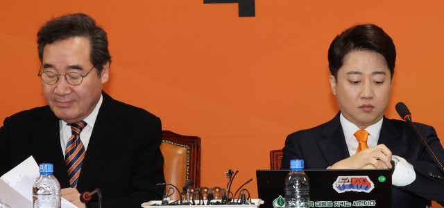 이낙연(왼쪽)·이준석 개혁신당 공동대표가 19일 국회에서 열린 최고위원회의에 참석하고 있다. 연합뉴스