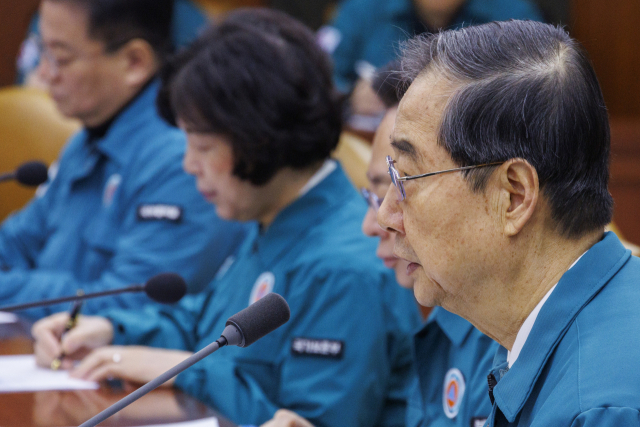 한덕수 국무총리가 23일 오전 서울 종로구 정부서울청사에서 열린 의사 집단행동 중앙재난안전대책본부 회의에 참석해 보건의료재난 위기경보 ‘심각’ 발령에 따른 대응과 전공의들의 정부와의 대화 촉구를 강조하는 발언을 하고 있다. 중대본은 8시를 기해 보건의료 재난 위기 경보를 최고 단계인 ‘심각’을 발령했다. 연합뉴스