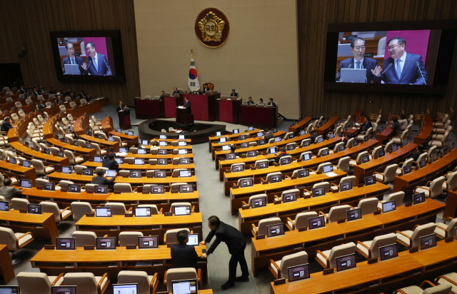 23일 국회에서 열린 본회의 대정부질문에 의원들의 빈자리가 눈에 띈다. 연합뉴스