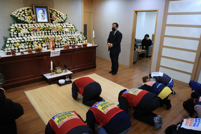 서울 종로구 서울대병원 장례식장에 마련된 택시기사 방영환 씨 빈소에서 25일 공공운수노조 조합원 등 관계자들이 조문하고 있다. 연합뉴스