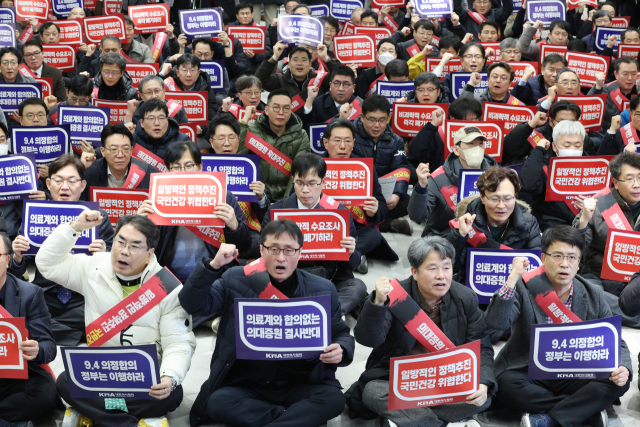 25일 오후 서울 용산구 대한의사협회에서 열린 '전국 의사 대표자 확대 회의 및 행진 행사'에서 참가자들이 구호를 외치고 있다. 연합뉴스