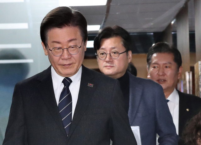 이재명 더불어민주당 대표가 23일 서울 여의도 중앙당사에서 열린 최고위원회의에 참석하고 있다. 권욱 기자