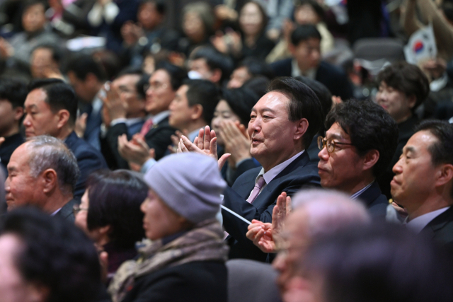 윤석열 대통령이 25일 경기도 수원시 영통구 원천침례교회에서 열린 '3·1운동 105주년 기념예배'에 참석해 특별 순서로 진행된 선교팀 학생들의 '독립군 애국가 공연'을 관람 뒤 박수치고 있다. 수원=연합뉴스