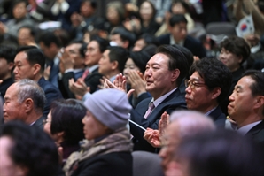 尹, 현직 대통령 첫 3·1운동 기념 예배…"낮은 자세로 따뜻한 국정 펼칠 것"