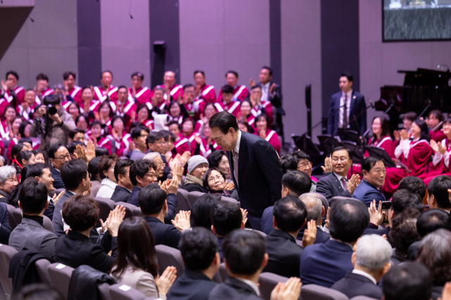 윤석열 대통령이 25일 경기도 수원시 영통구 원천침례교회에서 열린 '3·1운동 105주년 기념예배'에 참석한 성도들에게 인사하고 있다. 수원=연합뉴스