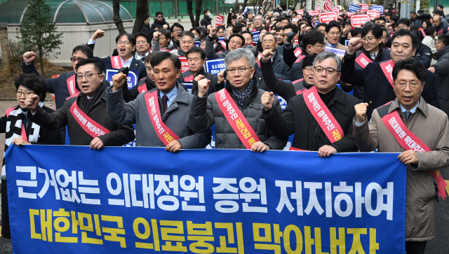 25일 김택우 대한의사협회 비상대책위원장을 비롯한 의사들이 서울 용산구 대한의사협회 회관에서 열린 '의대정원 증원 저지를 위한 전국의사대표자 확대회의'를 마친 뒤 용산 대통령실을 향해 가두 행진을 하고 있다. 오승현 기자 2024.02.25