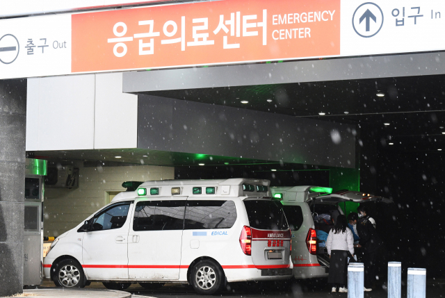 2차 의료급여기관인 서울 중랑구 서울의료원 응급실에서 지난 21일 구급차들이 환자를 이송하고 있다. 오승현 기자