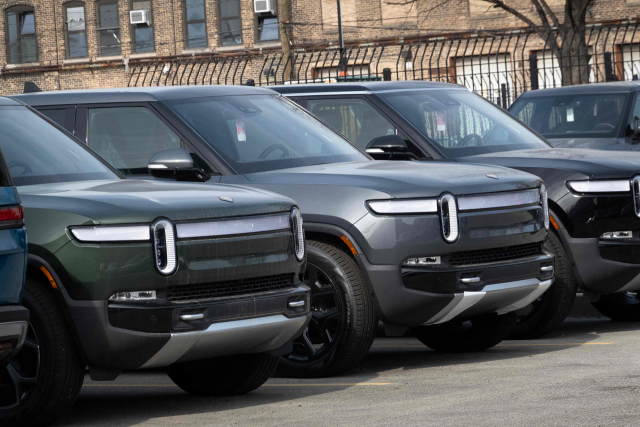 전기차 제조업체 리비안의 차량들이 2024년 2월 22일 미국 일리노이주 시카고의 차고지에 주차돼 있다. 시카고=AFP·연합뉴스