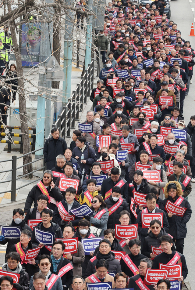 의사들이 용산 대통령실을 향해 가두 행진을 하고 있다. 오승현 기자 2024.02.25