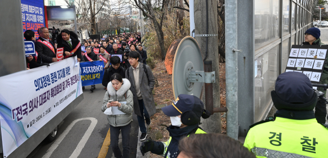 '돈만 쫒는 전공의들…' 의사를 향한 곱지 않은 시선