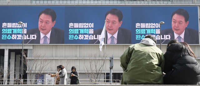 '돈만 쫒는 전공의들…' 의사를 향한 곱지 않은 시선