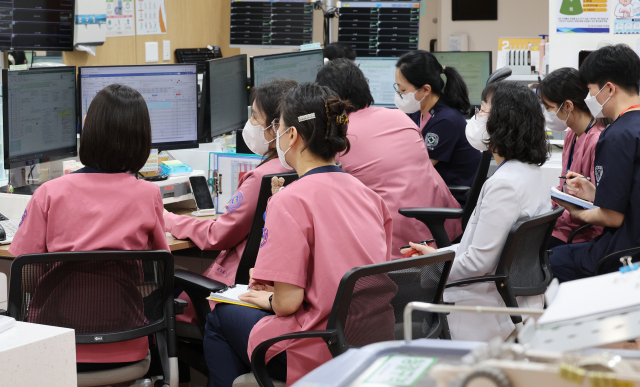 '호흡기 단 환자들은 전시상황…전공의, 치료 현장으로 복귀해달라'