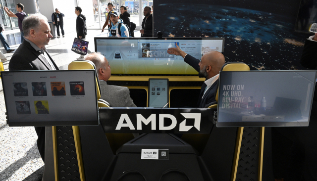 지난달 9일(현지 시간) 미국 라스베이거스에서 개막한 세계 최대 가전·정보기술(IT) 전시회 'CES 2024' 현장에서 관람객들이 AMD 전시품을 관람하고 있다. 라스베이거스=오승현 기자