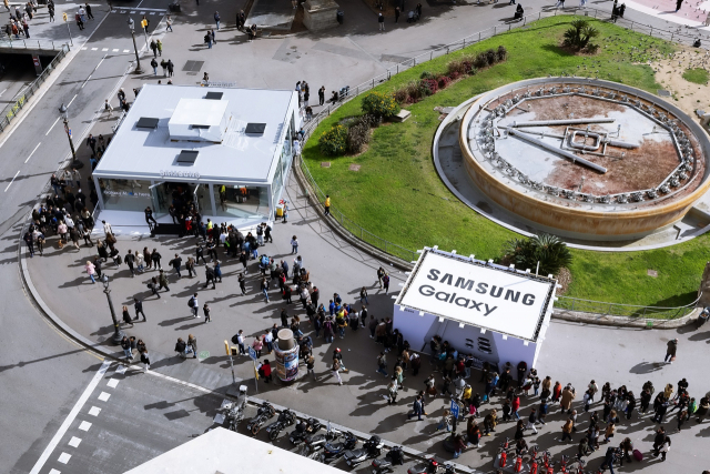 삼성전자가 스페인 바르셀로나 카탈루냐 광장에서 운영 중인 '갤럭시 익스피리언스 스페이스'에 관람객들이 길게 줄을 서 있다. 사진 제공=삼성전자