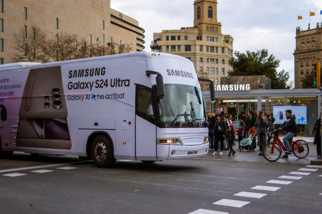 삼성전자가 모바일월드콩그레스(MWC) 2024 기간 동안 갤럭시 S24 홍보를 위해 마련한 랩핑 버스가 스페인 바르셀로나 시내를 지나고 있다. 사진 제공=삼성전자