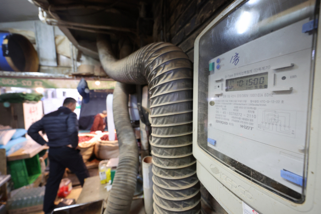 서울 시내의 한 전통시장에 설치된 전기계량기. 연합뉴스