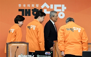 김종인 공천관리위원장에게 인사하는 이준석-양향자