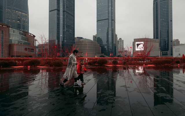 중국의 경제 중심 도시인 상하이의 거리를 행인들이 걸어가고 있다. EPA연합뉴스