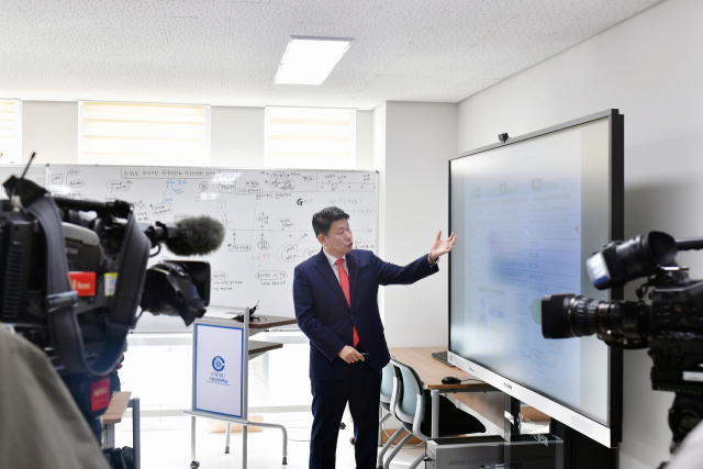 박민원 국립창원대학교 신임 총장이 26일 창원대 본관 3층 글로컬준비위원회실에서 기자회견을 열고 학교 발전 방향 모델을 제시하고 있다. 사진제공=국립창원대학교