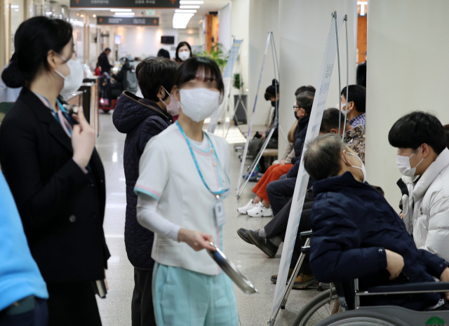 정부의 의대 정원 증원 정책에 반발한 전공의들의 사직 사태가 이어지고 있는 26일 한 2차 병원이 진료받으려는 환자들로 붐비고 있다. 연합뉴스