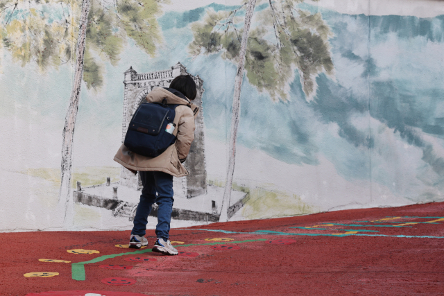 서울 시내의 한 초등학교 학생이 등교하는 모습. 연합뉴스