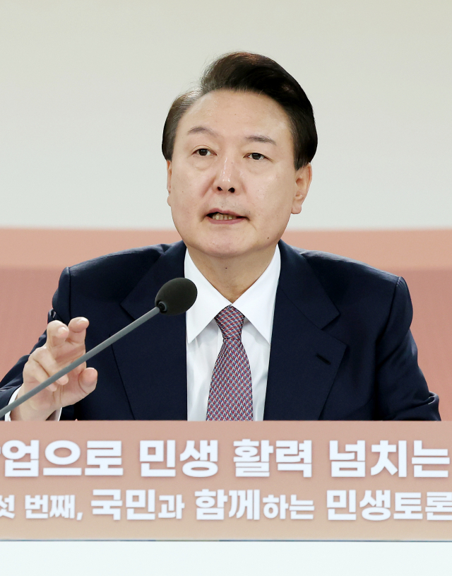 윤석열 대통령이 26일 충남 서산비행장에서 '미래산업으로 민생활력 넘치는 충남'을 주제로 열린 열다섯 번째 '국민과 함께하는 민생토론회'에서 발언하고 있다. 연합뉴스