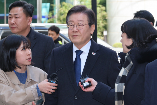 이재명 더불어민주당 대표가 26일 오후 서울 서초구 서울중앙지법에서 열린 공직선거법 위반 혐의 관련 1심 속행공판에 출석하고 있다. 연합뉴스