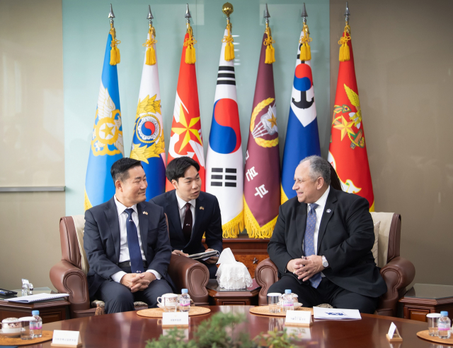 신원식 국방부장관이 26일 국방부에서 카를로스 델 토로 미 해군성장관을 접견하고 한반도 및 역내 안보정세와 대북 공조방안, 방위산업 협력 방안 등에 대해 의견을 나누고 있다. 사진 제공=국방부