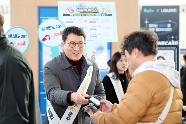 이상훈(가운데) 한국에너지공단 이사장이 지난달 19일 서울역에서 시민들에게 방한용품을 나눠주며 겨울철 에너지절약 실천요령을 홍보하고 있다. 사진 제공=한국에너지공단