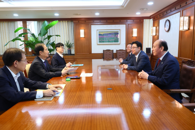 한덕수 총리와 면담하는 박형덕 동두천시장. 사진 제공=동두천시