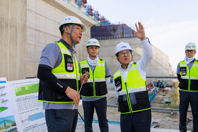 박형덕(왼쪽 세 번째)이 한국서부발전 사장이 ‘찾아가는 ‘CEO 안전컨설팅’'에 참여해 발전현장을 점검하고 있다. 사진 제공=서부발전