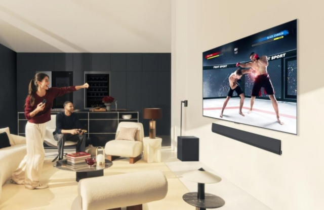 LG전자 모델들이 2024년형 LG 올레드 TV로 콘텐츠를 즐기고 있다. 사진 제공=LG전자