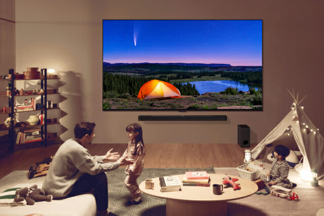 LG전자 모델들이 2024년형 LG QNED TV로 콘텐츠를 즐기고 있다. 사진 제공=LG전자