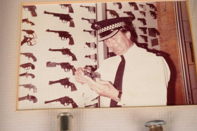존 레넌 암살범의 권총 들고 있는 브라이언 테일러. 앤더슨 앤드 갈런드 홈페이지