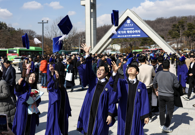 26일 제78회 학위수여식이 열린 서울대학교에서 졸업생들이 기념촬영을 찍고 있다.연합뉴스