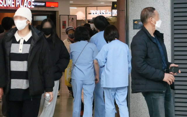 정부와 의료계가 강대강 대치를 이어가며 악화일로를 걷고 있는 가운데 26일 서울의 한 대형 병원이 의료진과 내원객들로 북적이고 있다. 성형주 기자