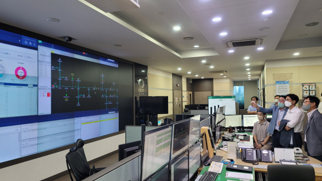 한국전력 제주본부 직원들이 ‘차세대 배전망 관리시스템(ADMS)’를 구축한 뒤 배전계통을 모니터링하고 있다. 사진제공=한전